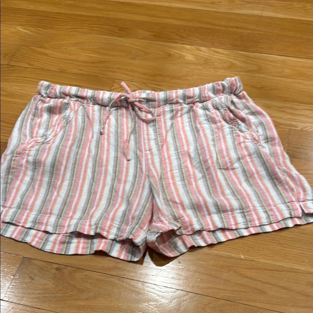 Briggs women’s linen /rayon blend striped shorts size large .